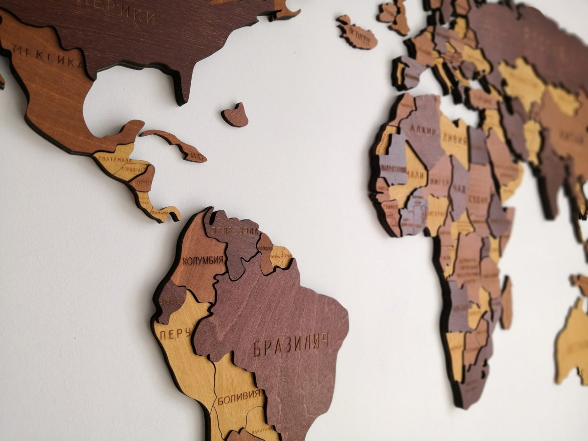 Детская комната с картой мира на стене