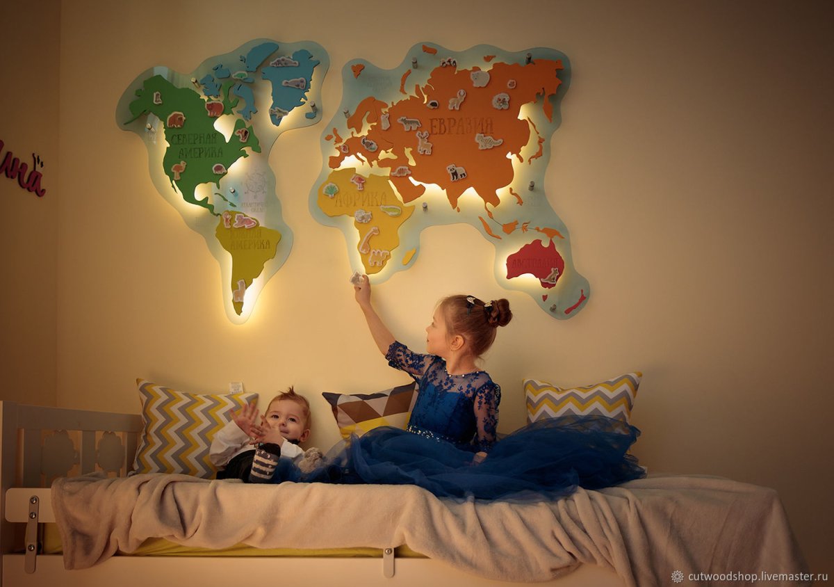 Деревянная карта мира в детской