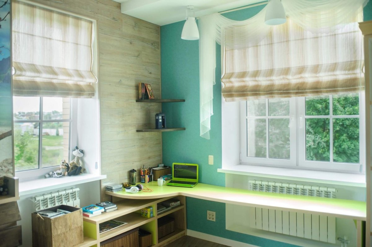 Римские шторы на окно с широким подоконником