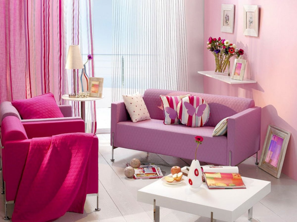 Яркие обои в интерьере гостиной