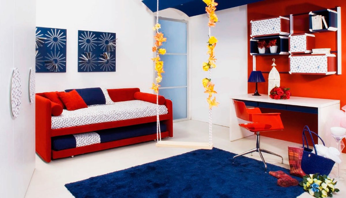 Диван яркого цвета