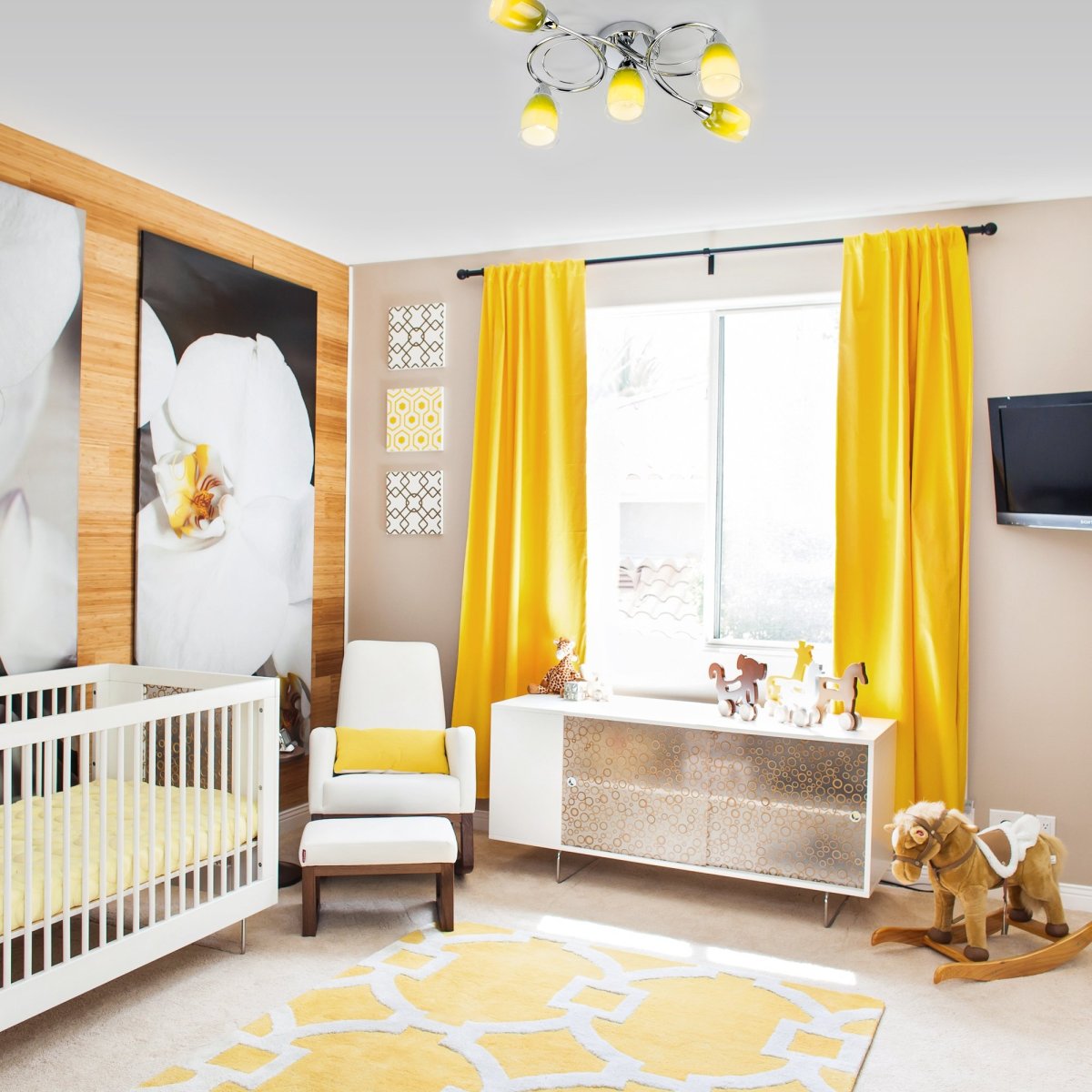 Разноцветные стены в комнате