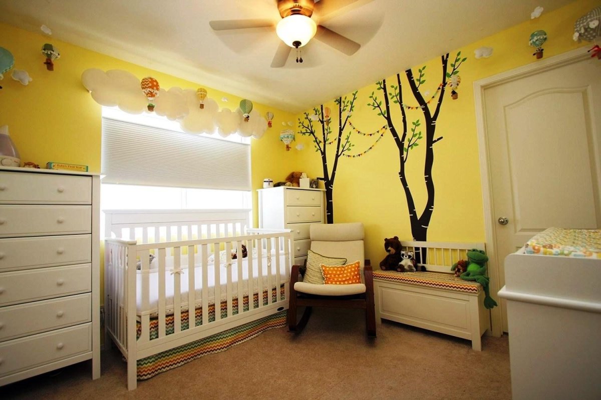 Желтые стены в детской комнате