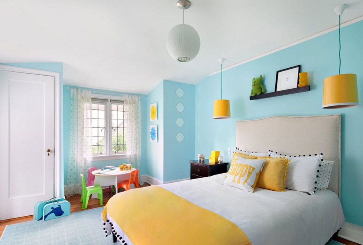 Комната с желтыми стенами