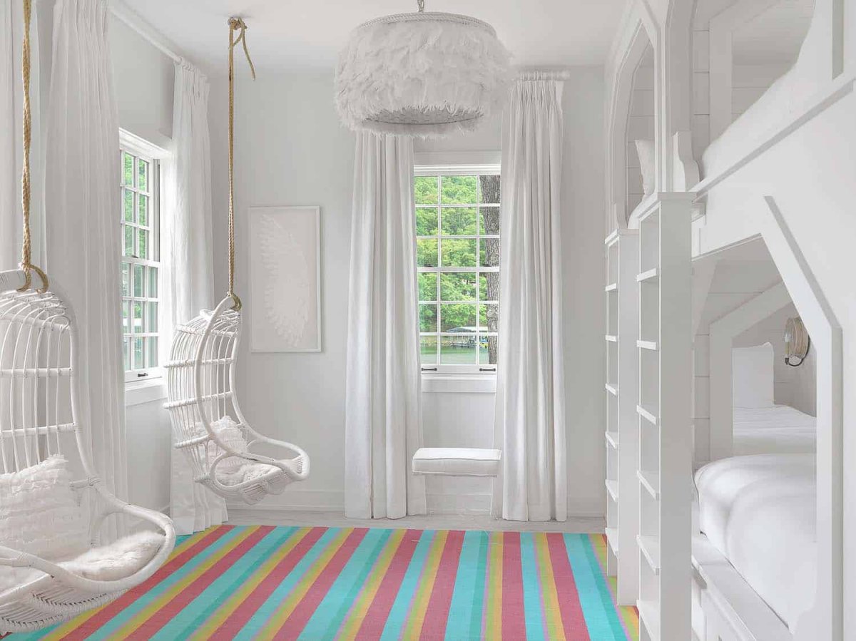 Комната в морском стиле с подвесным креслом