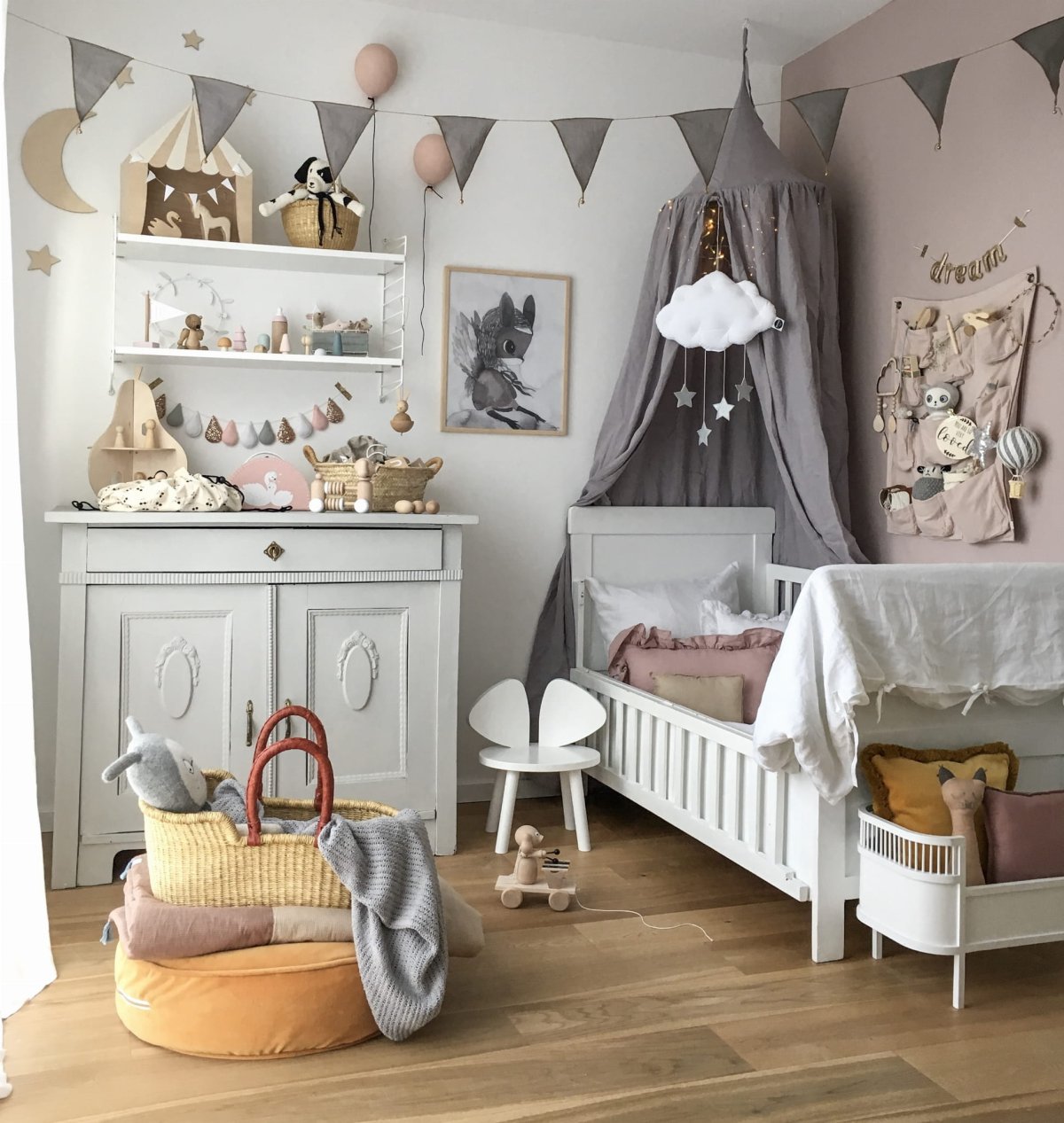 Украсить стену у детской кроватки