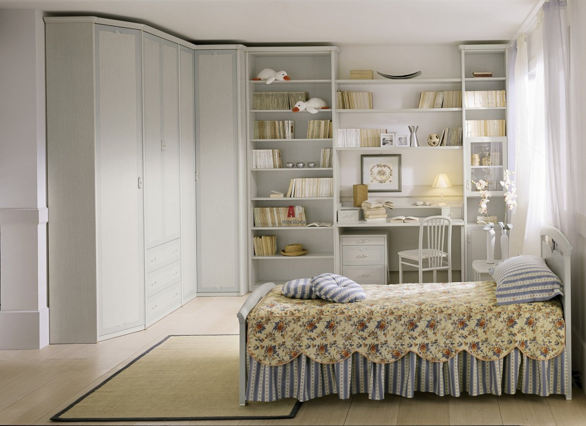 Шкаф до потолка в детскую