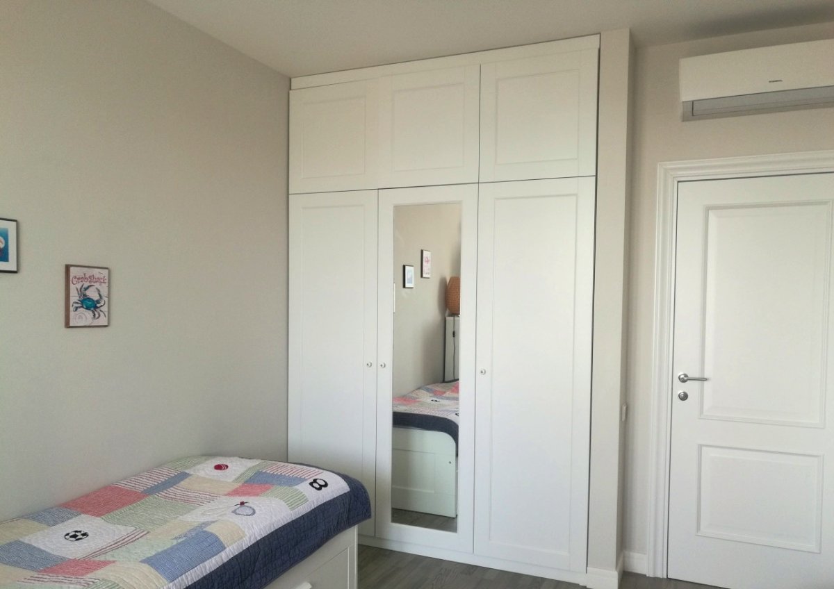 Шкаф до потолка в детской