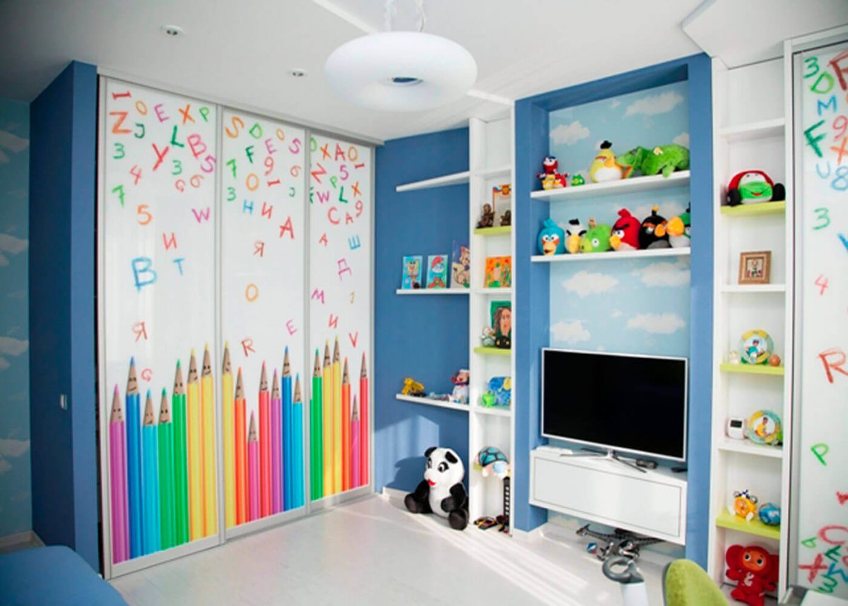 Шкаф до потолка с распашными дверями