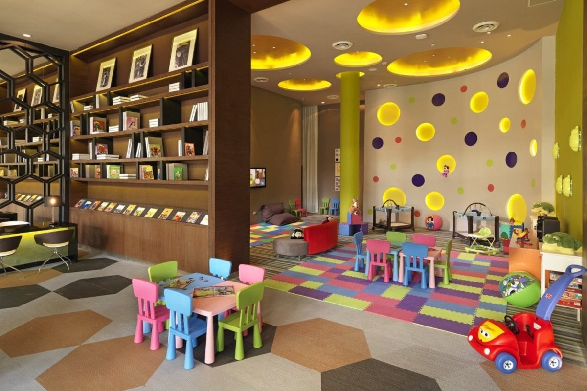 Интерьер детского кафе с игровой комнатой
