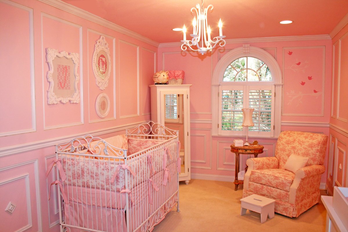 Детская комната в персиковых тонах