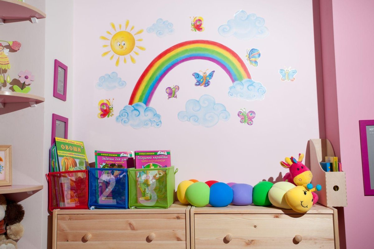 Радуга на стене в детском саду