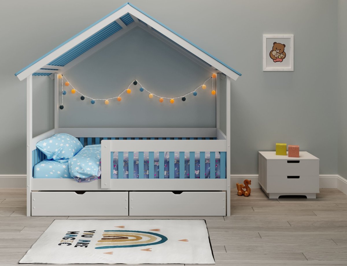 Детская кроватка домик