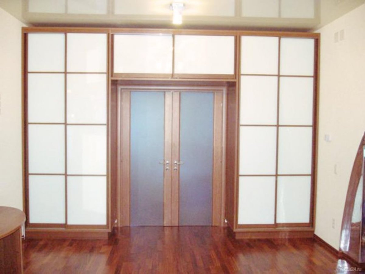 Шкаф вокруг дверного проема