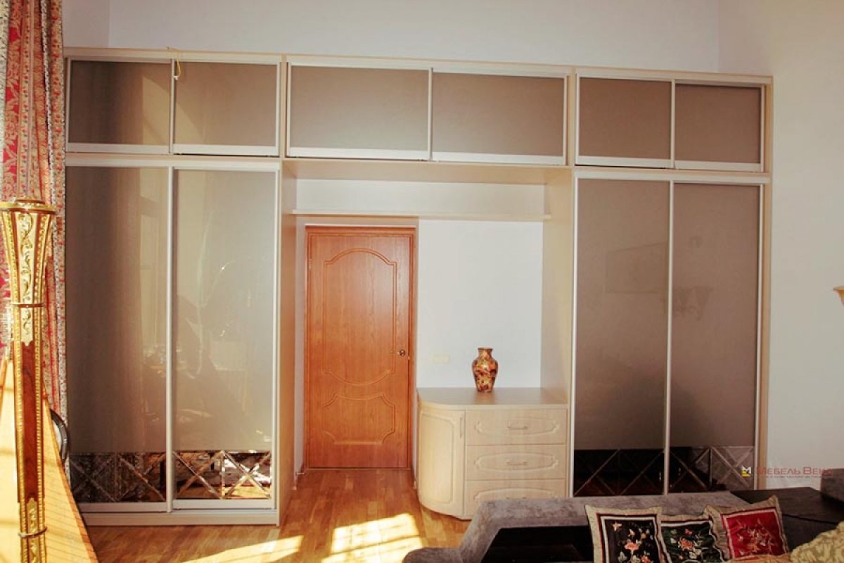 Книжные полки вокруг двери