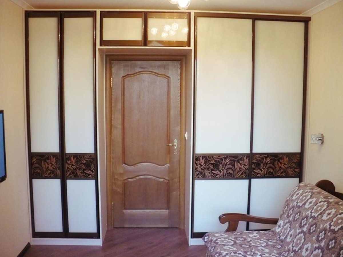 Шкаф вокруг дверного проема