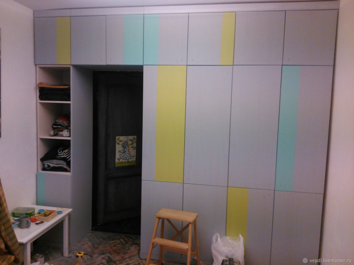Шкаф вокруг двери в детской