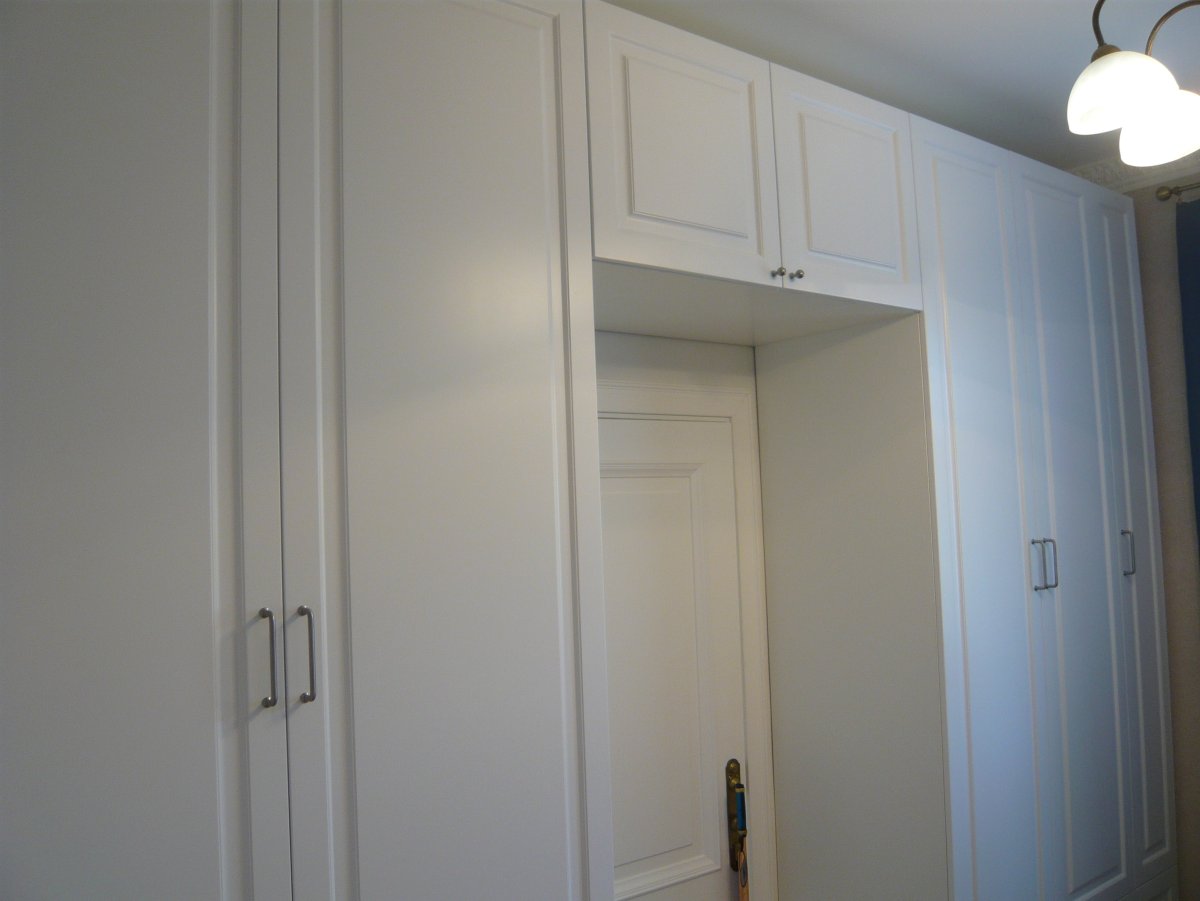 Шкаф вокруг дверного проема в детской