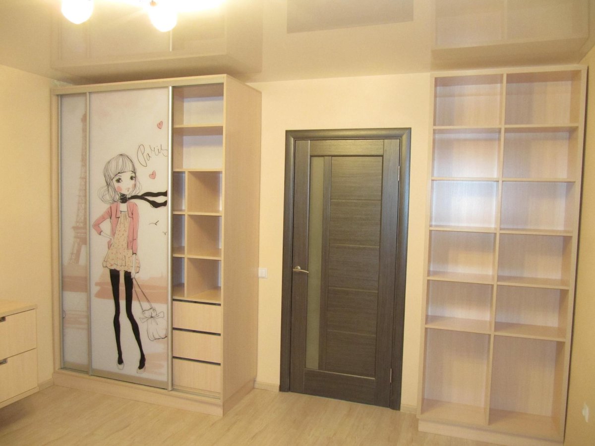 Полки вокруг дверного проема