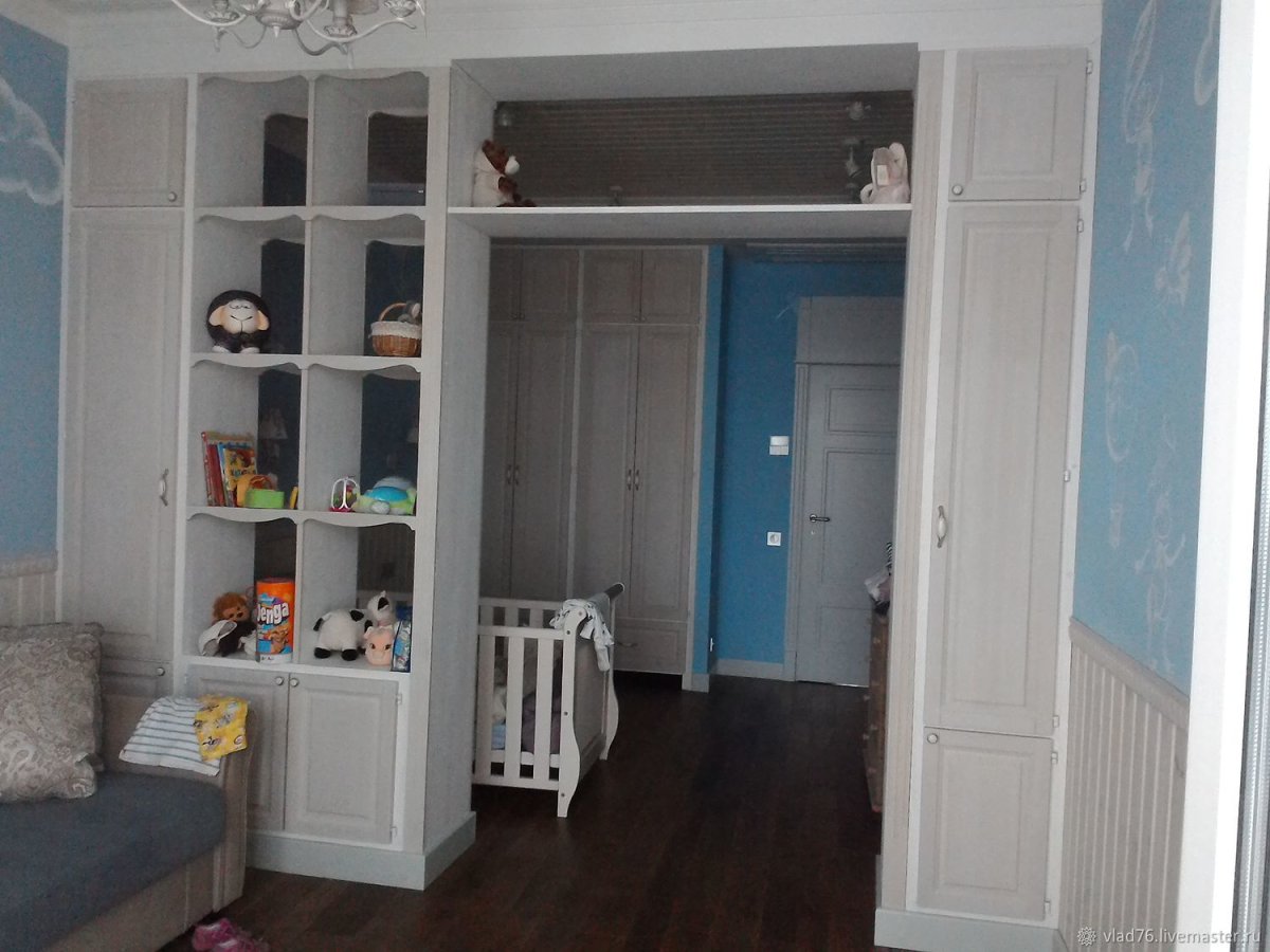 Шкаф с антресолью над дверью