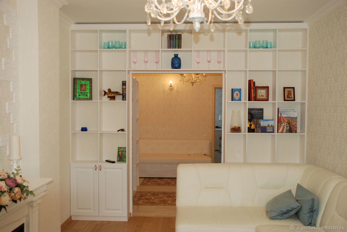 Шкаф вокруг двери