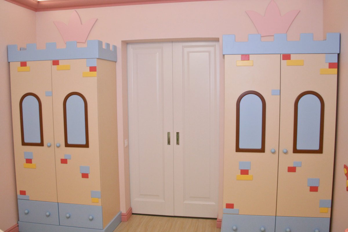 Встроенный шкаф вокруг двери