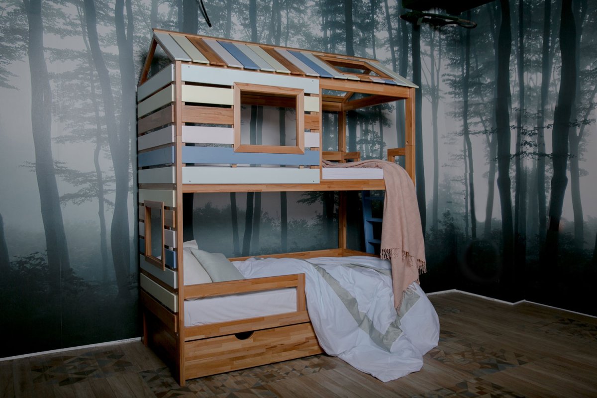 Кровать у окна в доме