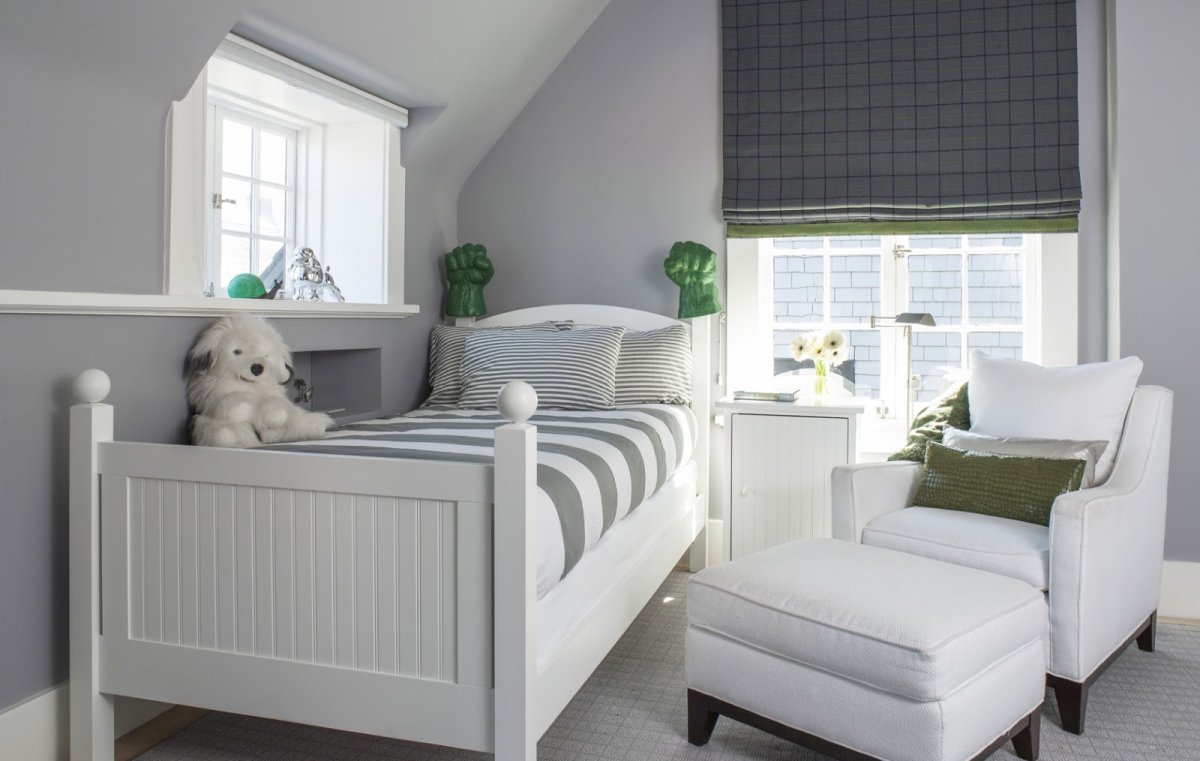 Серая детская комната с жалюзи