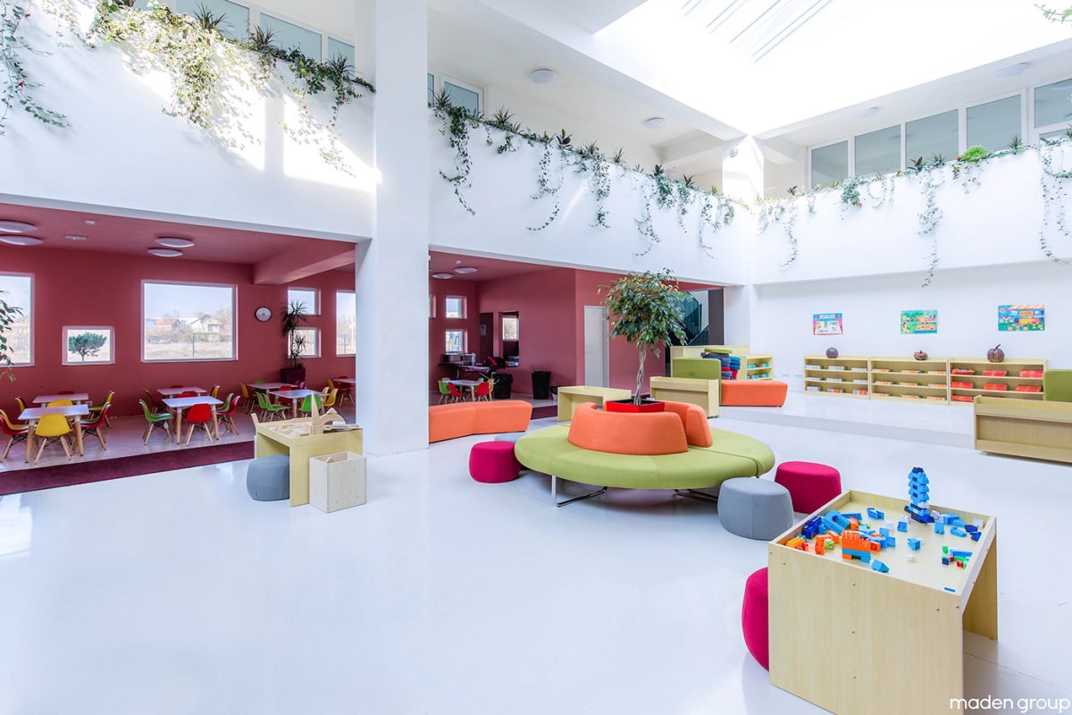 Дерево в интерьере детского сада