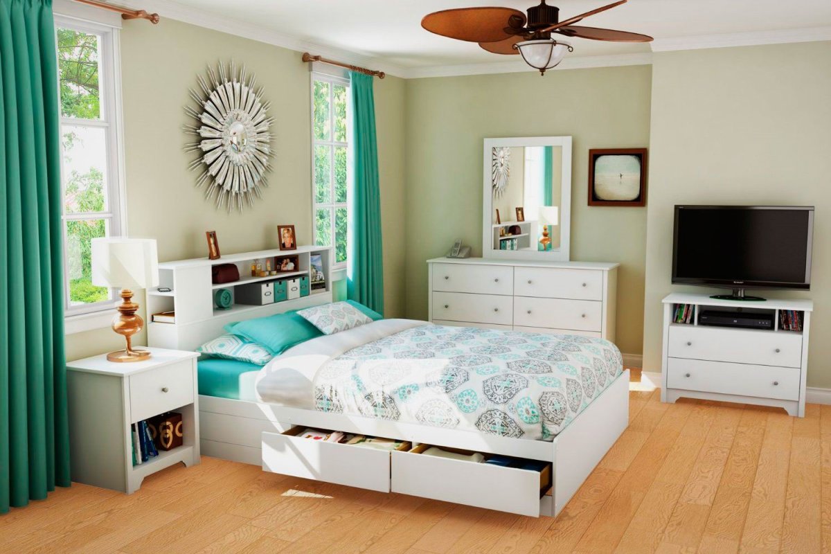 Кровать с полками в интерьере