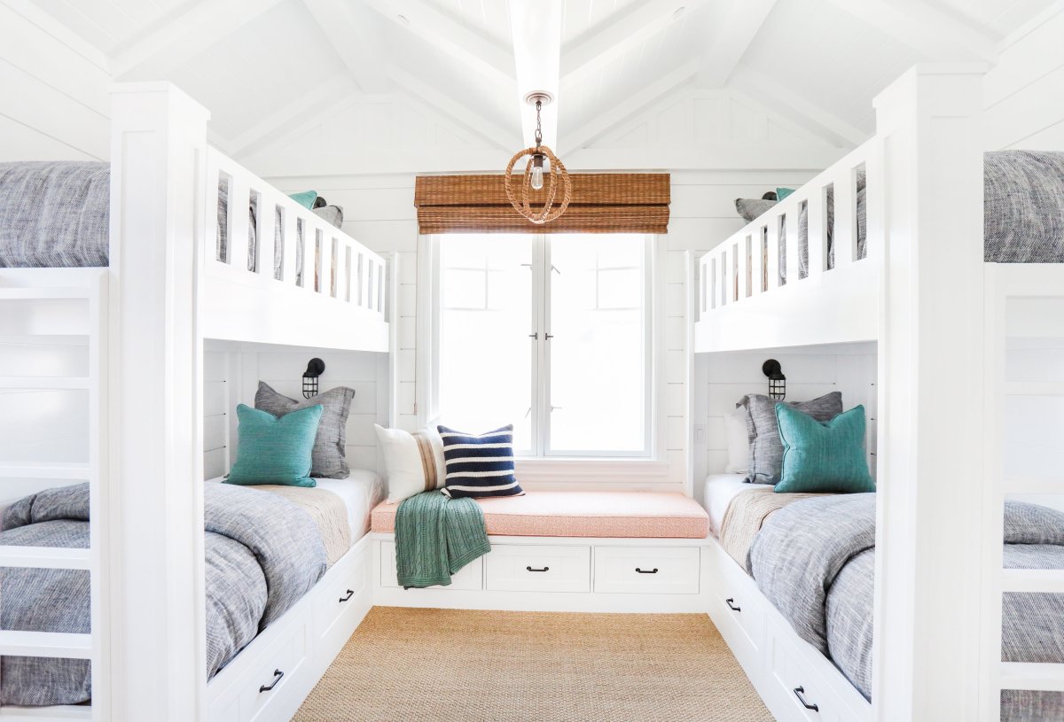 Двухэтажная кровать в детской