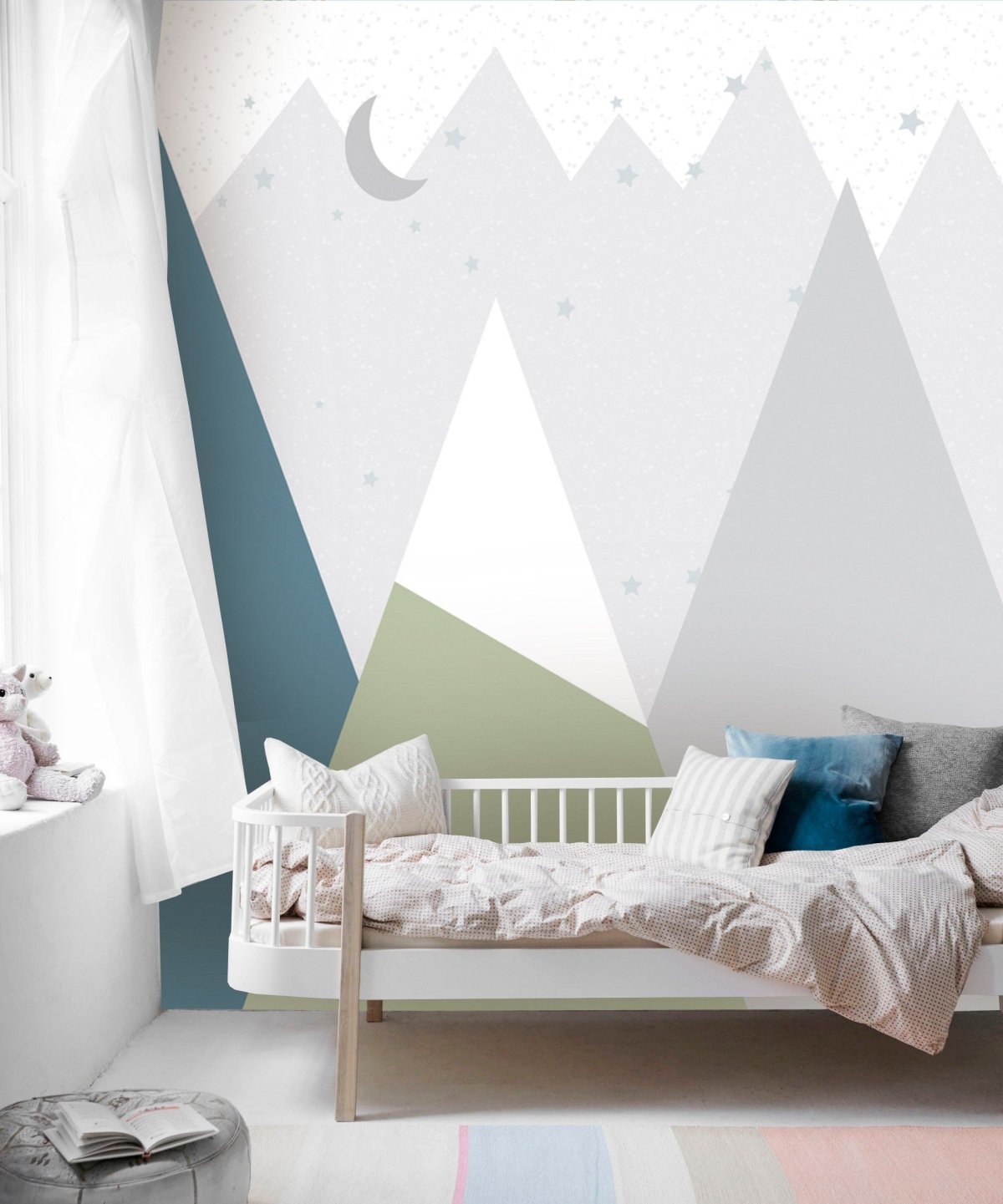 Горы на стене в детской