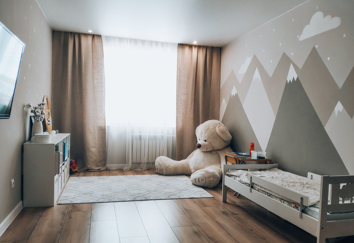 Горы на стене в детской Сканди