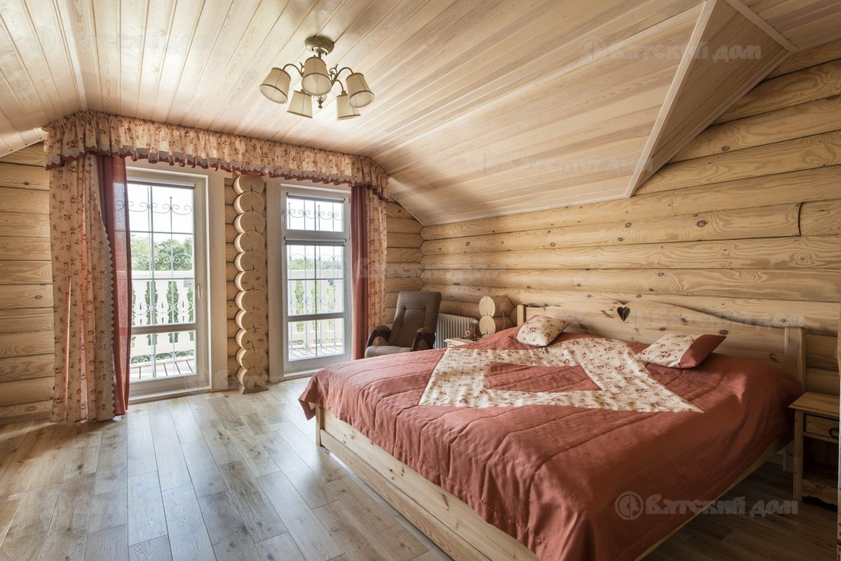 Спальня в доме из оцилиндрованного бревна