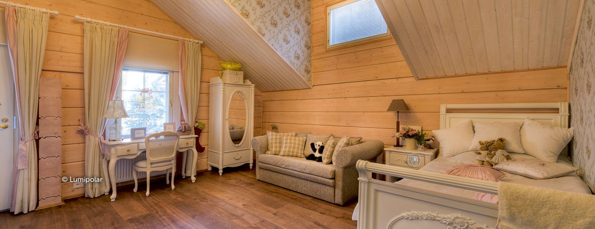 Бревенчатый дом внутри в розовом цвете