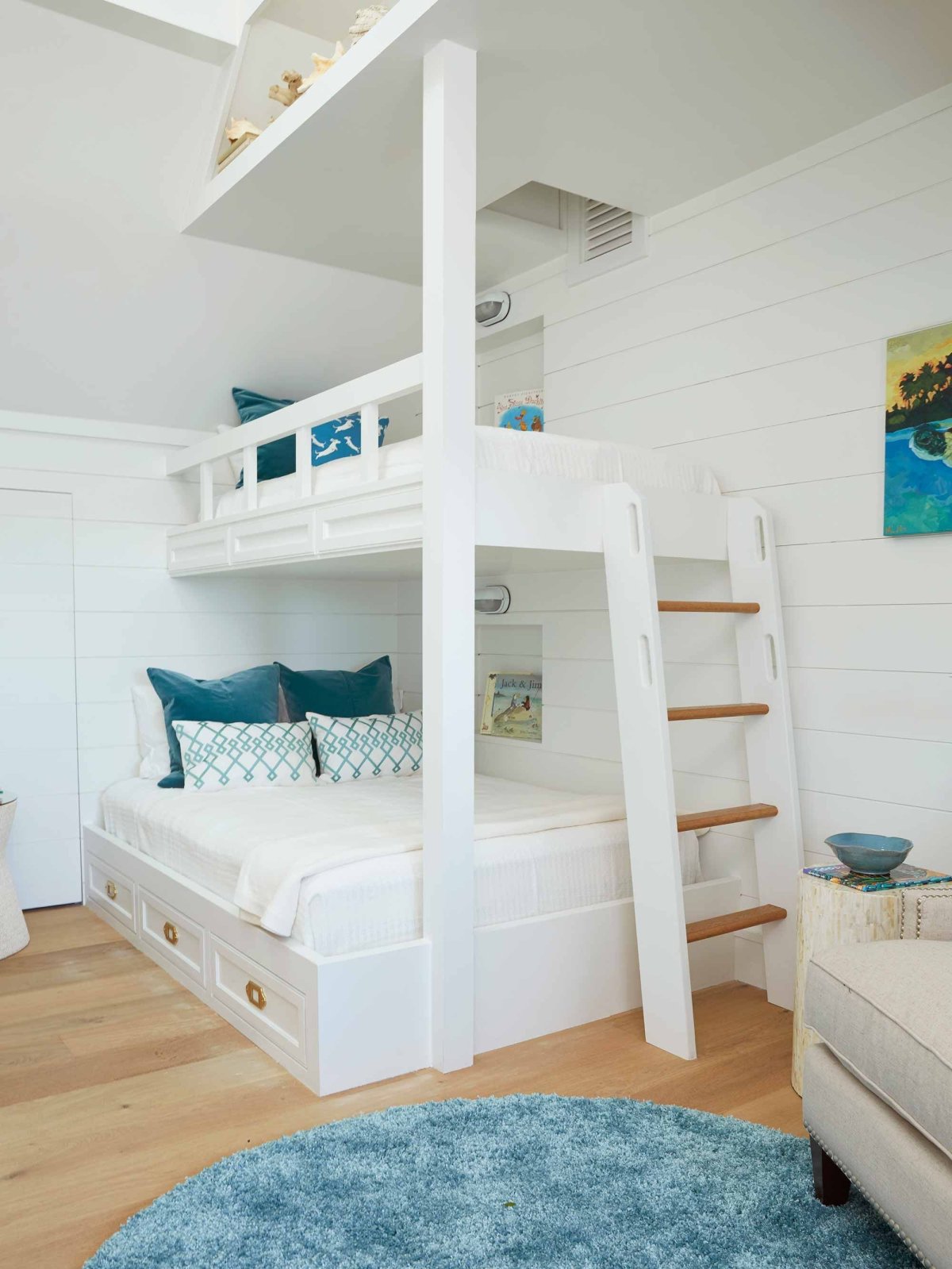 Интерьер детской с двухъярусной кроватью