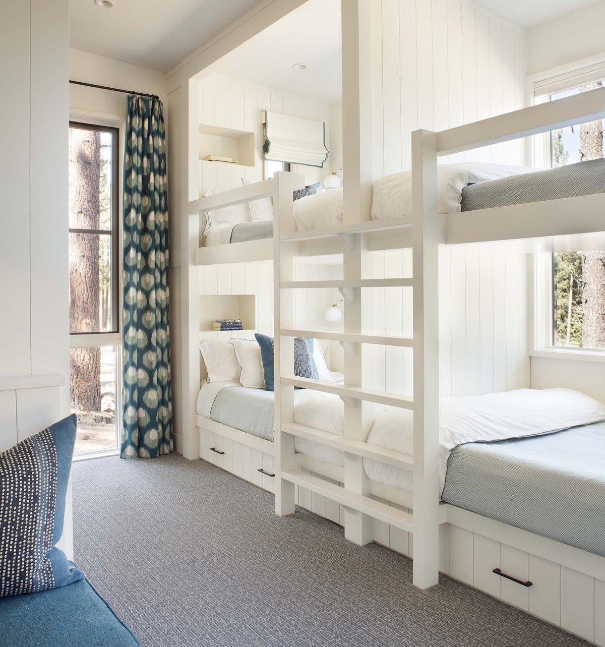 Интерьер детской комнаты с двухъярусной кроватью