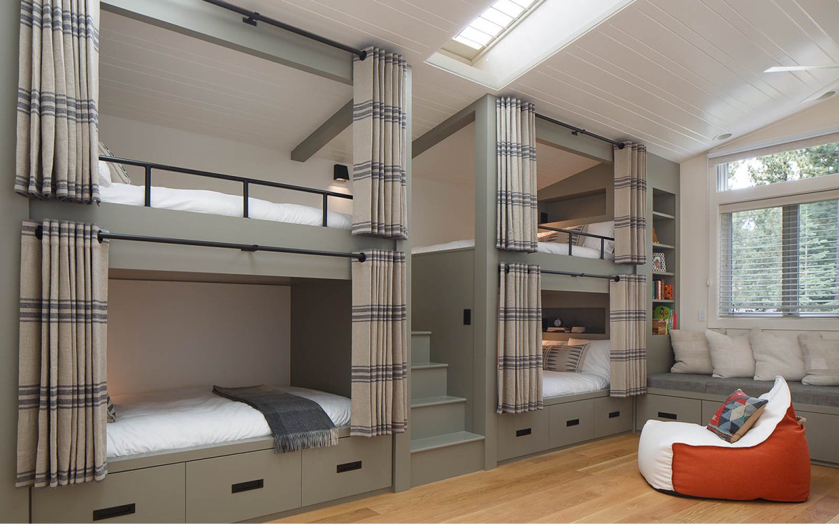 Кровать под потолком