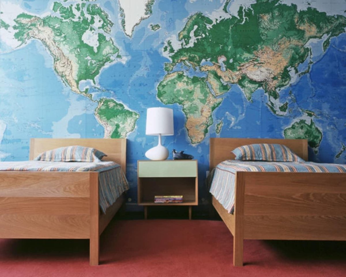Географическая карта в интерьере комнаты