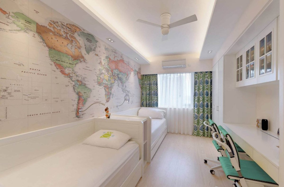 Узкая спальня для двоих детей