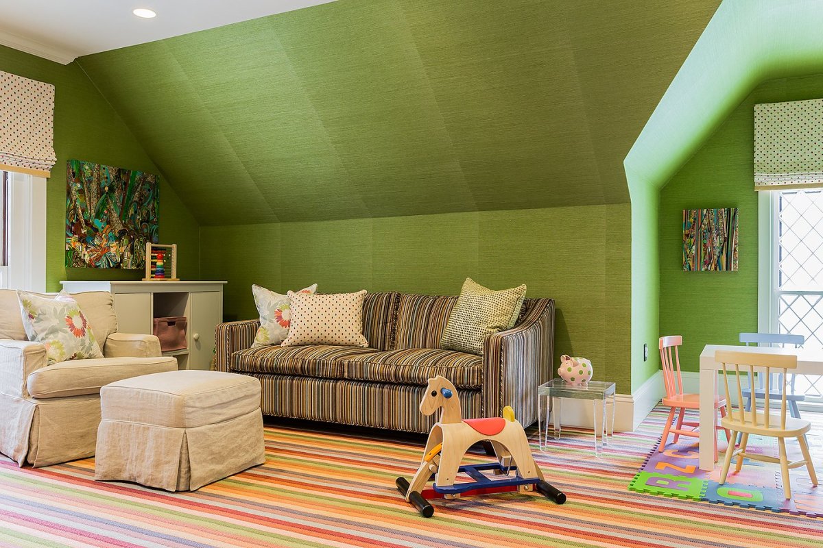 Комната в мансарде в зеленых тонах