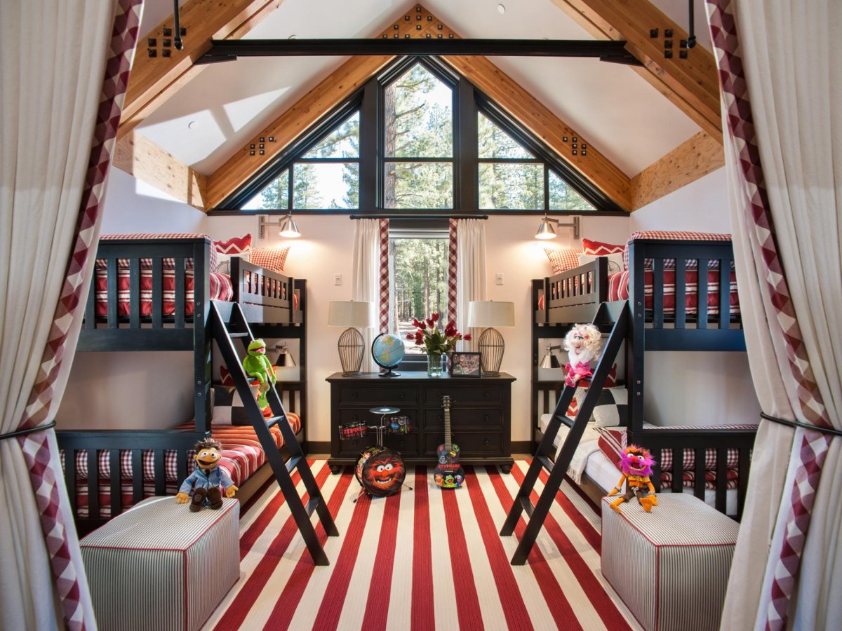 Интерьер детской в загородном доме