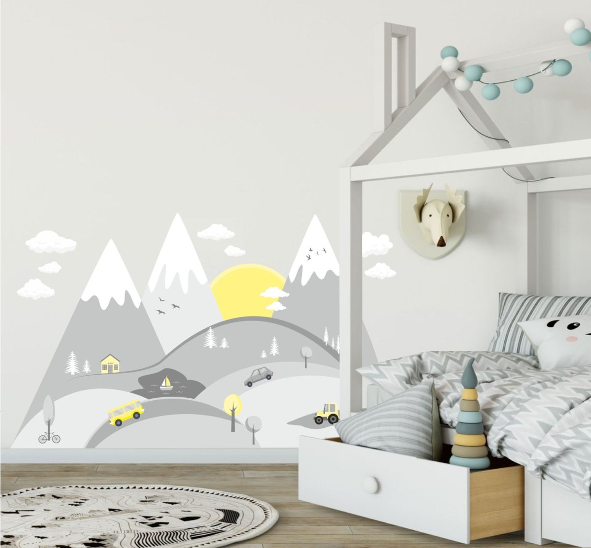 Горы на стене в детской