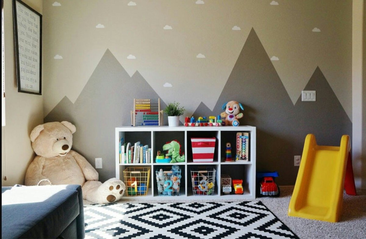 Горы на стене в детской комнате