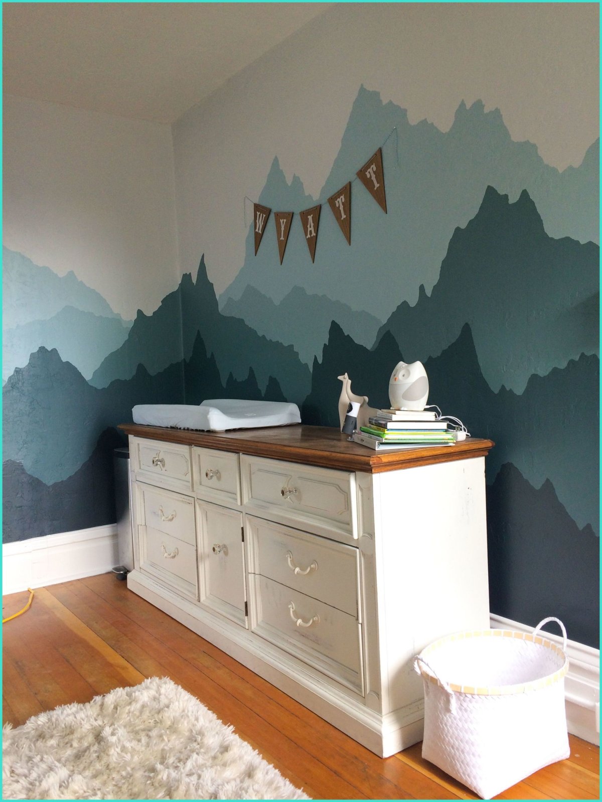 Горы на стене в детской
