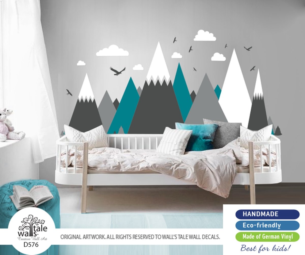 Горы на стене в детской комнате