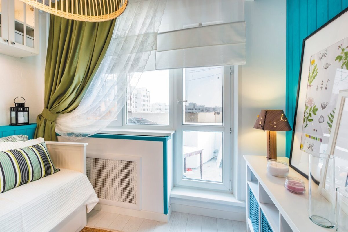 Интерьер комнаты с балконом и окном