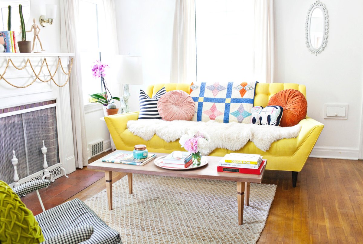 Яркий диван в интерьере