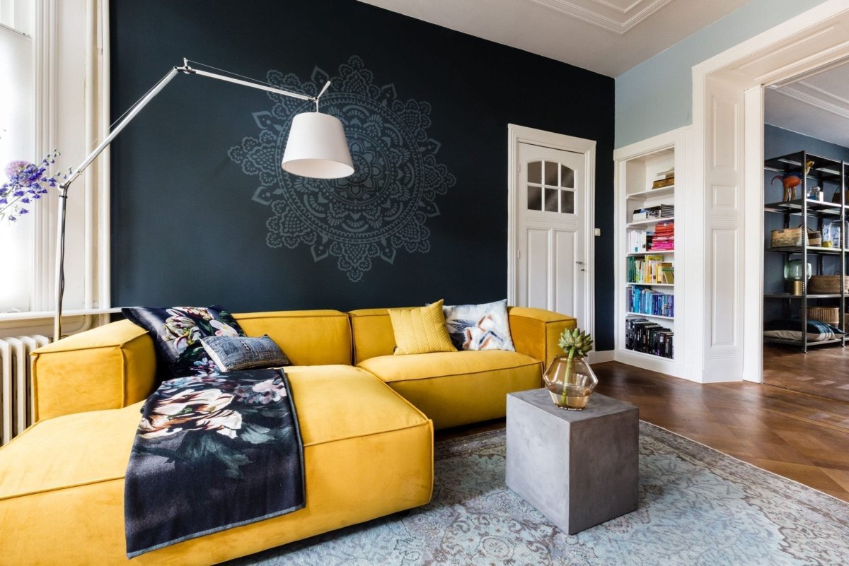 Гостиная с желтым диваном