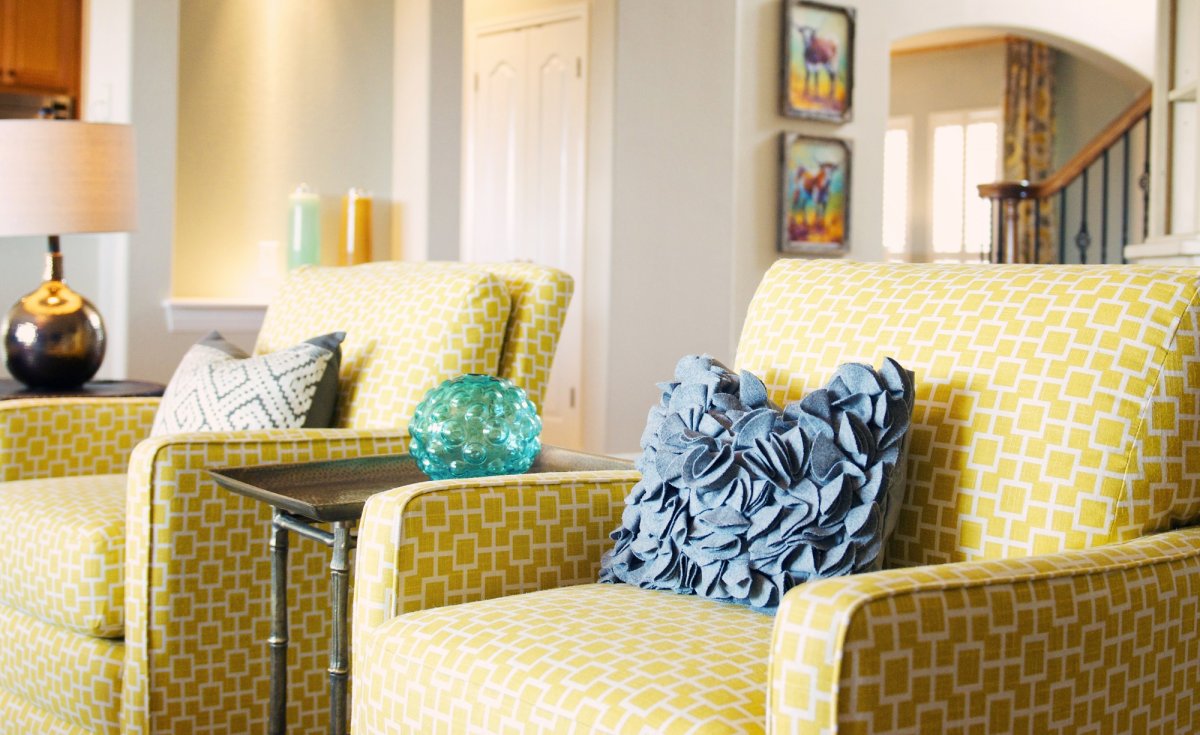 Желтые стены в интерьере детской